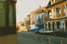 861820 Gezicht op de voorgevel van café Dikke Dries (Waterstraat 32) in Wijk C te Utrecht en links het bouwterrein aan ...
